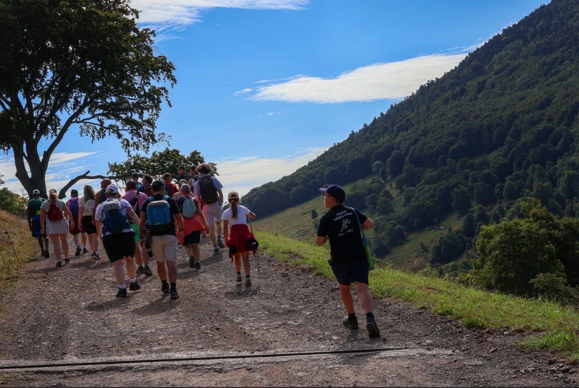 Banner 7 augustus groep tijdens de klim